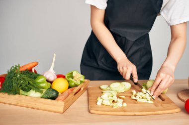 Sebzeleri dilimlemek, yemek pişirmek, sağlıklı yemek.