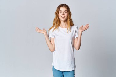 Beyaz tişörtlü ve kot pantolonlu kadın tasarım modeli reklamı