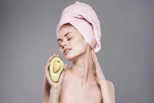Mulher com uma toalha na cabeça pele limpa abacate posando close-up — Fotografia de Stock