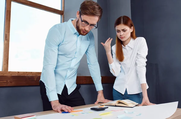 Arbeitskollegen bei der Arbeitskommunikation Büroleiter — Stockfoto