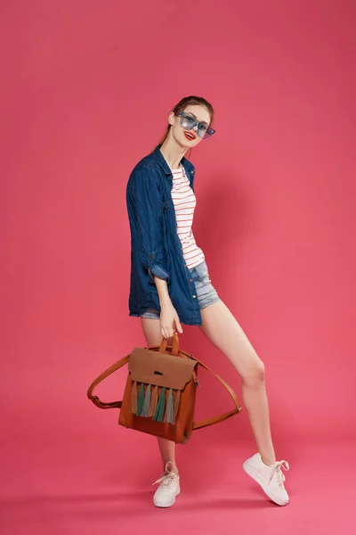 Mulher na moda emocional em roupas de verão mochila estilo moderno — Fotografia de Stock