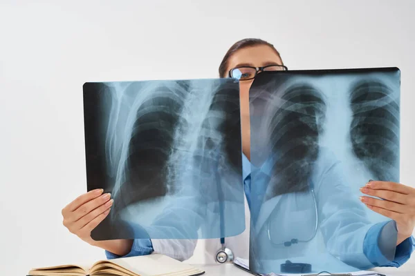 Kvinnlig läkare i vit rock sjukhusbehandling röntgen — Stockfoto