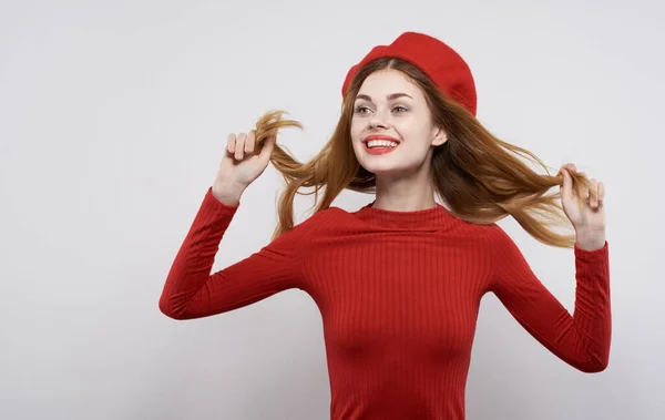 Allegra bella donna in un maglione rosso e sorridere cosmetici emozioni lusso — Foto Stock