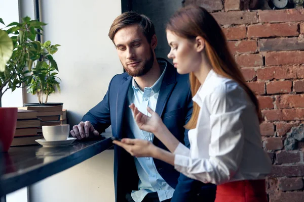 Colleghi di lavoro seduti in una comunicazione caffè una tazza di caffè — Foto Stock