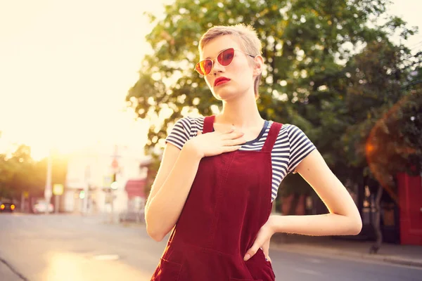 Bonita mujer usando gafas de sol al aire libre estilo de vida moda posando — Foto de Stock