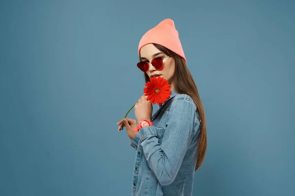 Vacker kvinna i rosa hatt röd blomma ros romantik blå bakgrund — Stockfoto
