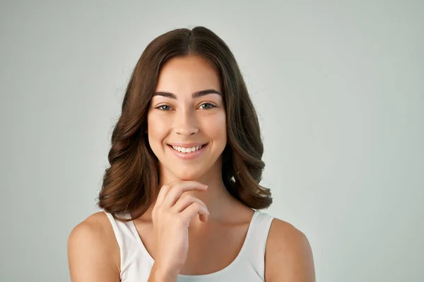 Mulher alegre em t-shirt branca belo sorriso de cabelo posando — Fotografia de Stock