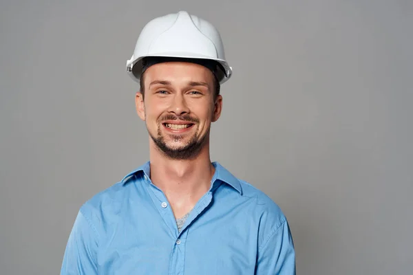 Capacete de construção engenheiro masculino alegre em seu trabalho de segurança cabeça — Fotografia de Stock