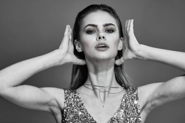 Siyah beyaz elbiseli kadın fotoğraf dekorasyonu stüdyosu lüksü.