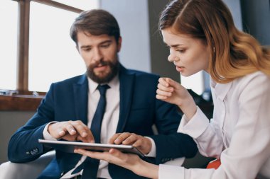 Meslektaşlar tablet yetkilileriyle birlikte çalışırlar