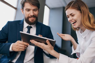 Meslektaşlar, tablet yöneticileriyle iletişim kuruyor.