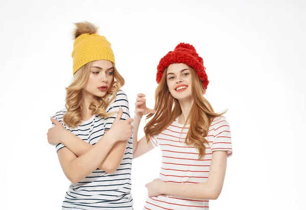 Δύο χαριτωμένες φίλες με πολύχρωμα καπέλα που θέτουν φιλία μοντέρνο στυλ — Φωτογραφία Αρχείου