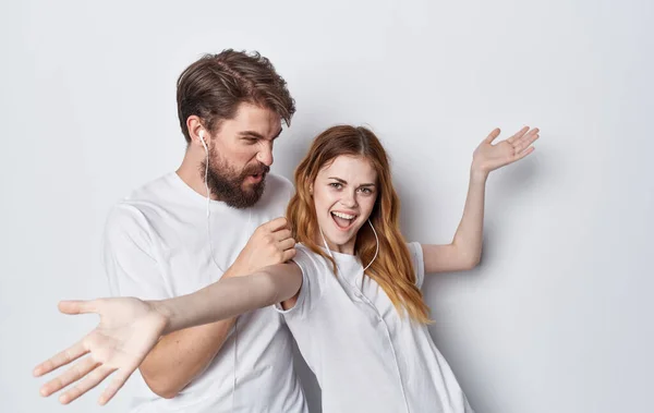 Man och kvinna i vita t-shirts står bredvid vänskap roligt ljus bakgrund — Stockfoto