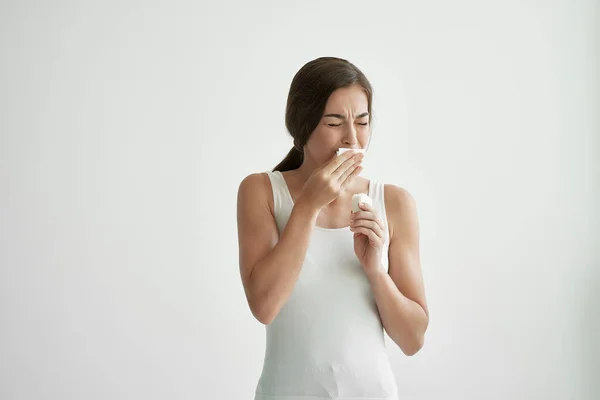 Kobieta z przeziębieniem w białej koszulce gorączka problemy zdrowotne medycyna — Zdjęcie stockowe