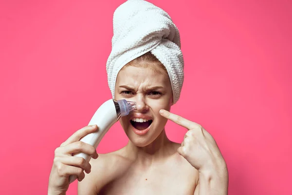 Woman with bare shoulders cleaning skin spa treatments pink background — Stock Photo, Image