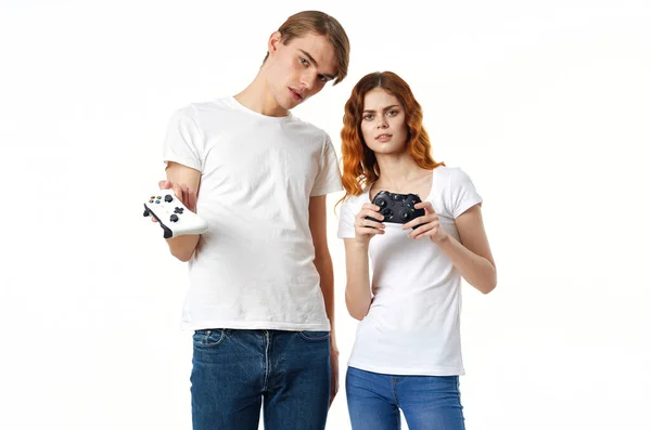Смешной мужчина и женщина с джойстиками в руках видео игры хобби дружба — стоковое фото