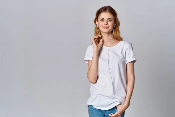 Vrouw in wit t-shirt muziek emotie technologie — Stockfoto