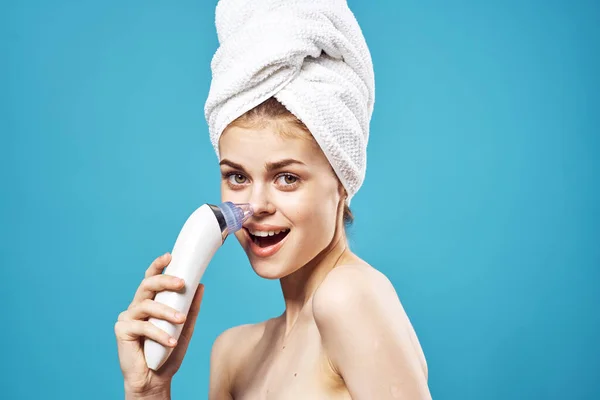 Χαρούμενη γυναίκα με μια πετσέτα στο κεφάλι της μασάζ στα χέρια δερματολογία καθαρό δέρμα — Φωτογραφία Αρχείου