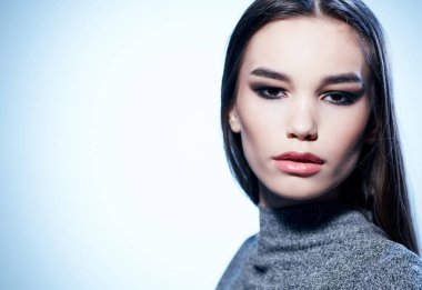 Güzel esmer eller, yüzün yakınında.