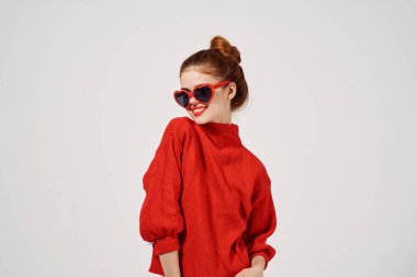 modaya uygun kadın modern tarz güneş gözlüğü hafif arka plan