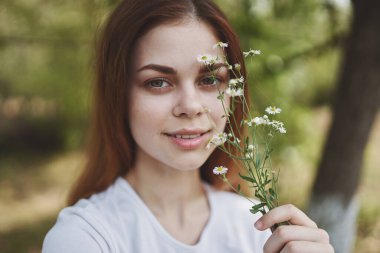 Neşeli kadın kır çiçekleri doğa yaşam tarzı yaz