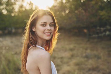 Neşeli kadın doğa gezisi