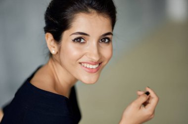 Siyah elbiseli kadın makyaj stüdyosu lüksü.