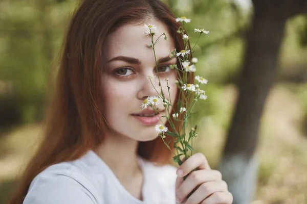 Alegre mujer sosteniendo flores sol libertad viaje —  Fotos de Stock