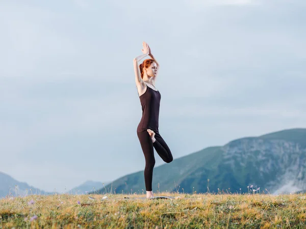 Sport kobieta ćwiczenia jogi medytacja góry świeże powietrze — Zdjęcie stockowe