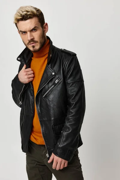 Hombre endereza chaqueta de cuero pantalones suéter naranja estilo de moda —  Fotos de Stock