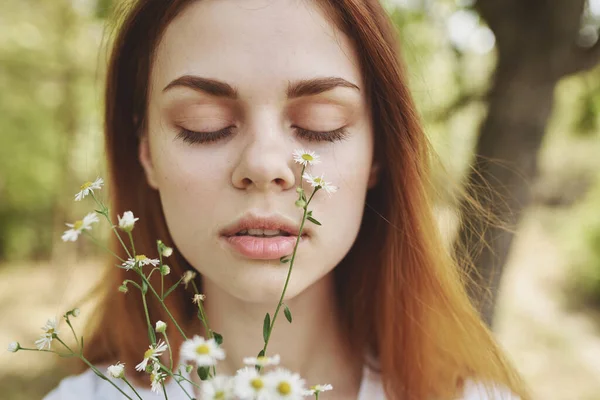 Donna allegra Fiori di campo natura Stile di vita estate — Foto Stock