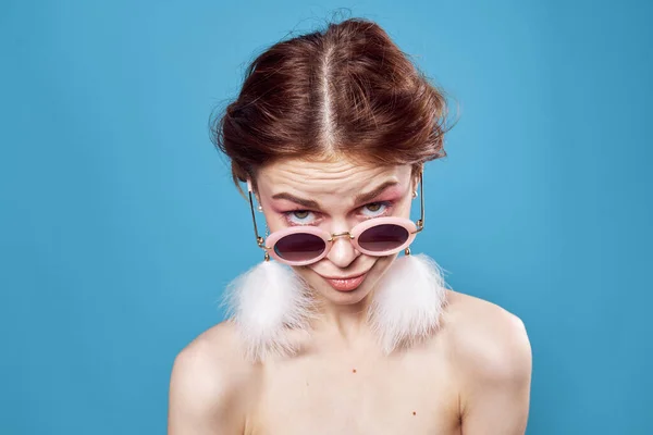 Çıplak omuzlu kadın güneş gözlüğü, mavi arka plan. — Stok fotoğraf