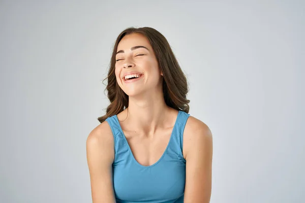 Χαρούμενη γυναίκα σε μπλε t-shirt μόδας χτένισμα ποζάρουν αίγλη — Φωτογραφία Αρχείου