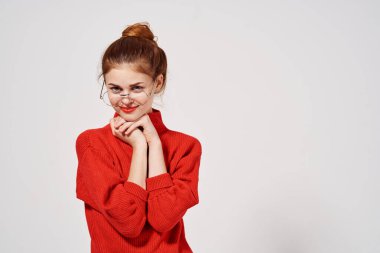 Kırmızı dudaklı kadın çekici görünüyor.