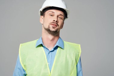 Beyaz kasklı bir adam. Profesyonel bir iş. Geçmişi izole edilmiş.