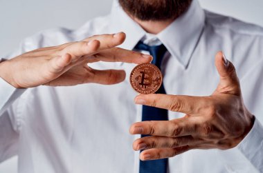 Elinde bitcoin olan bir iş adamı elektronik para yatırımı finansmanı