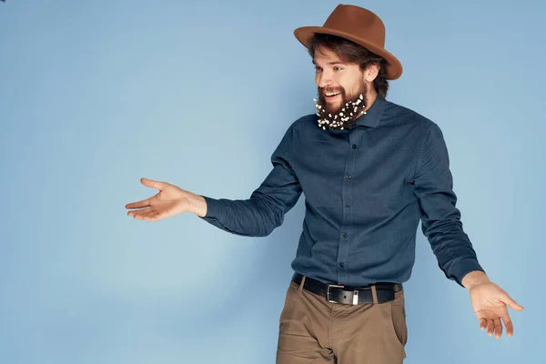 Homem bonito na camisa com barba de chapéu com flores moda estilo moderno ecologia — Fotografia de Stock