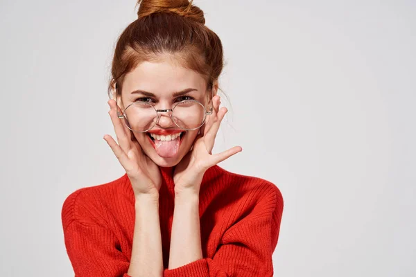 Retrato de uma mulher em uma camisola vermelha Lifestyle Estúdio modelo divertido — Fotografia de Stock