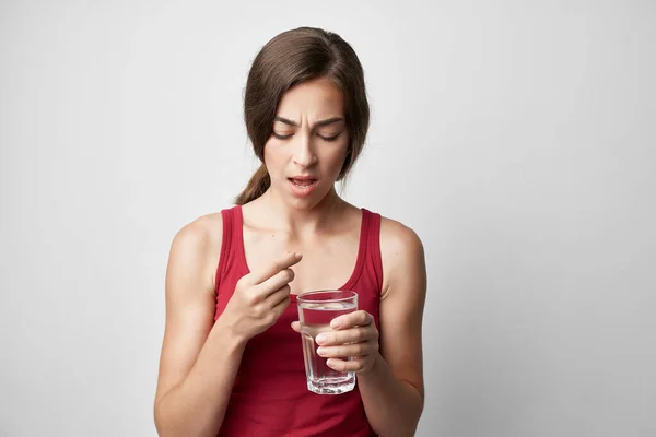 Femme en t-shirt rouge médecine problèmes de santé thérapie — Photo