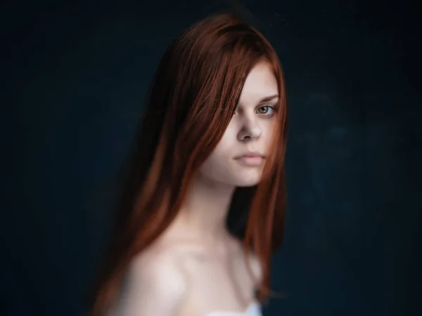 Csinos vörös hajú nő csupasz vállak stúdió tiszta bőr — Stock Fotó