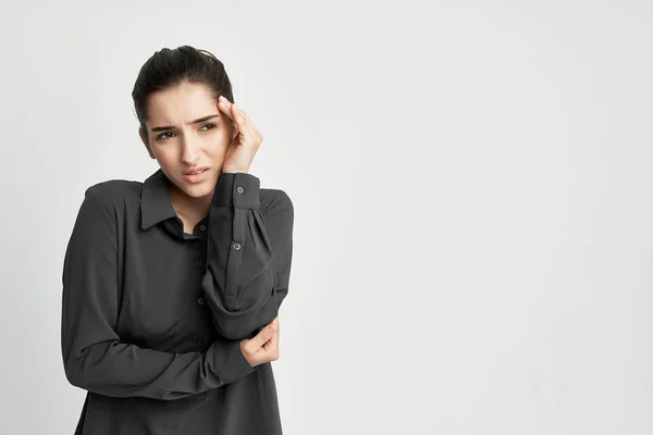 Mulher de camisa preta segurando sua cabeça problemas de dor emoções estresse — Fotografia de Stock