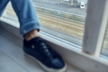 Ayağını pencere eşiğine koy. Yakın plan.