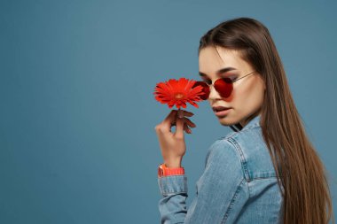 Esmer, güneş gözlüğü takıyor kırmızı çiçek lüks aşk hikayesi mavi arka plan