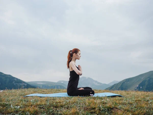 Dağlarda yoga yapan kadın doğa sağlığı. — Stok fotoğraf