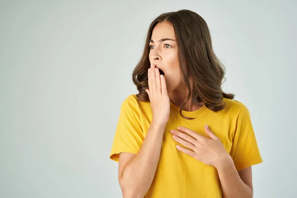 Γυναίκα σε κίτρινο t-shirt με ανοιχτό στόμα σοκ έκπληξη — Φωτογραφία Αρχείου