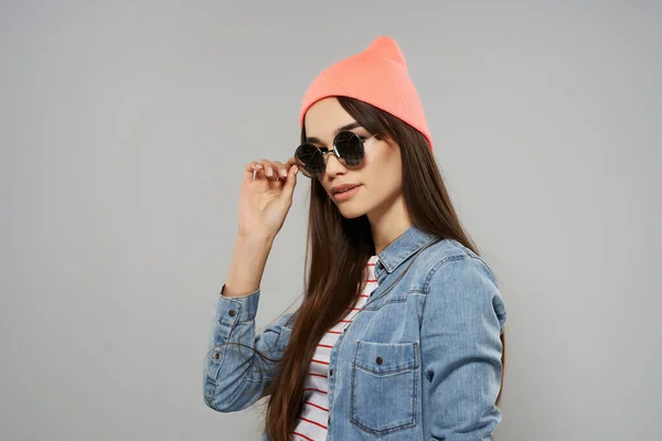 Mujer usando gafas de sol rosa sombrero posando Studio estilo moderno — Foto de Stock