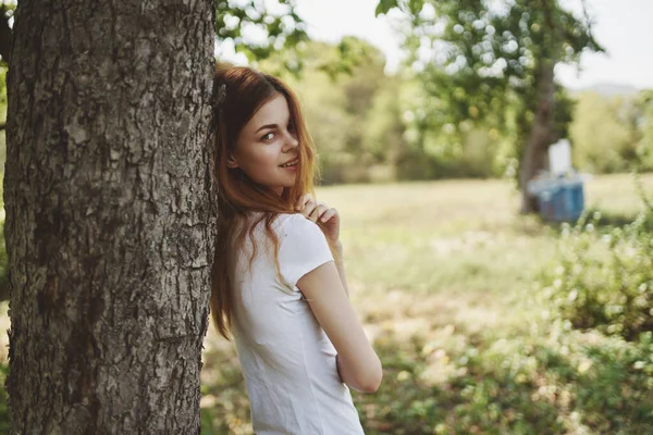Glad kvinna nära trädet natur Livsstil sommar — Stockfoto
