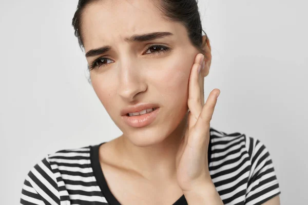 Mujer sosteniendo dolor de cara en los dientes problemas de salud odontología — Foto de Stock