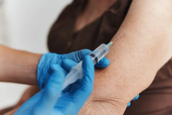 Injekció a karba Beteg coronavirus immunizálás biztonságossága — Stock Fotó