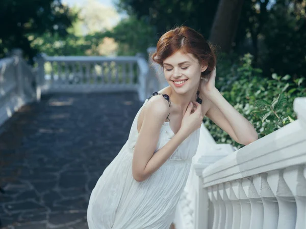在公园里穿着白色衣服的美丽的希腊女人奢侈的神话公主 — 图库照片